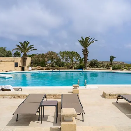 منتجع Ta' Cenc & سانّات